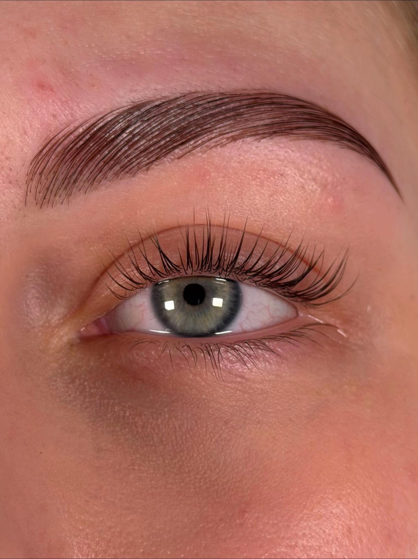 Gelifte, gekrulde wimpers na een Korean lash lift