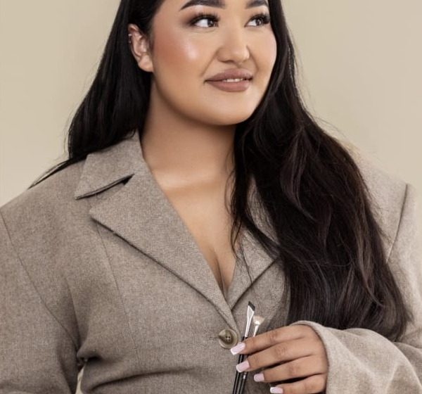 Gina Paans met haar penselen