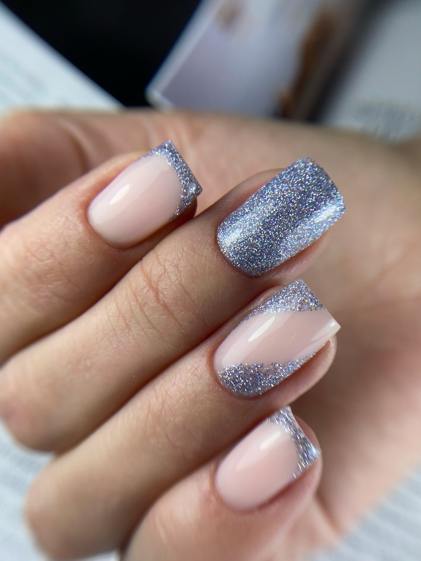 Naturel nagels met een zilveren glitter French
