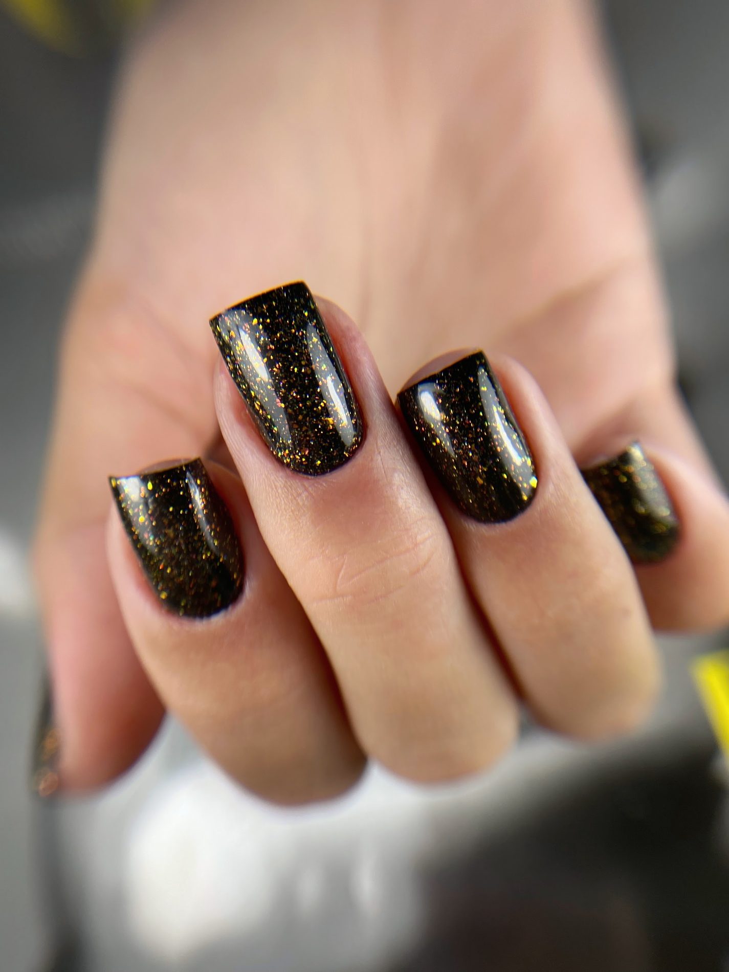 Zwarte nagels met koperkleurige glitter