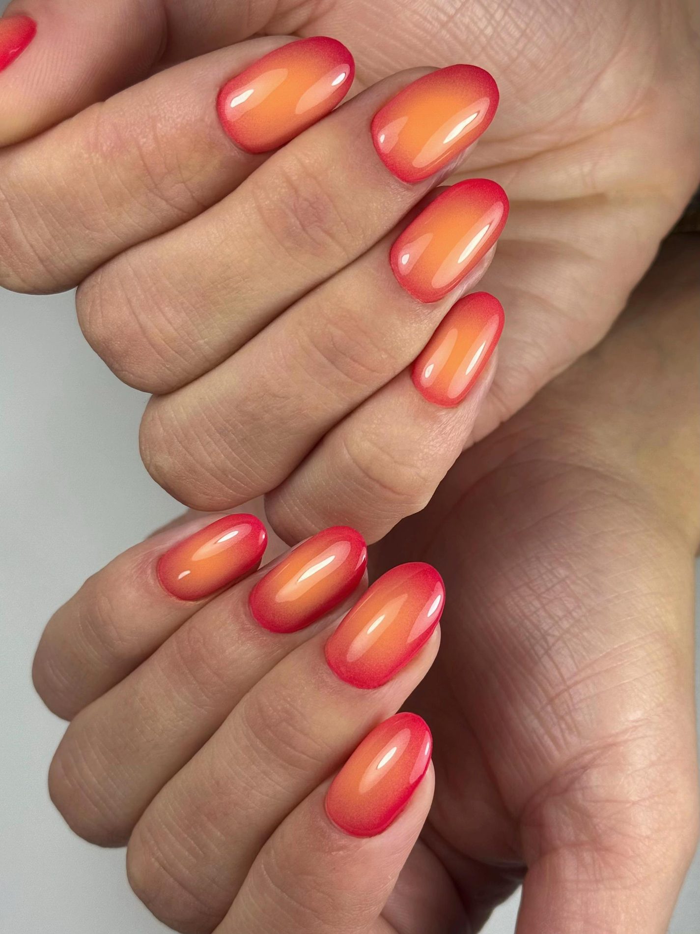 Oranje en rode aura-nagels