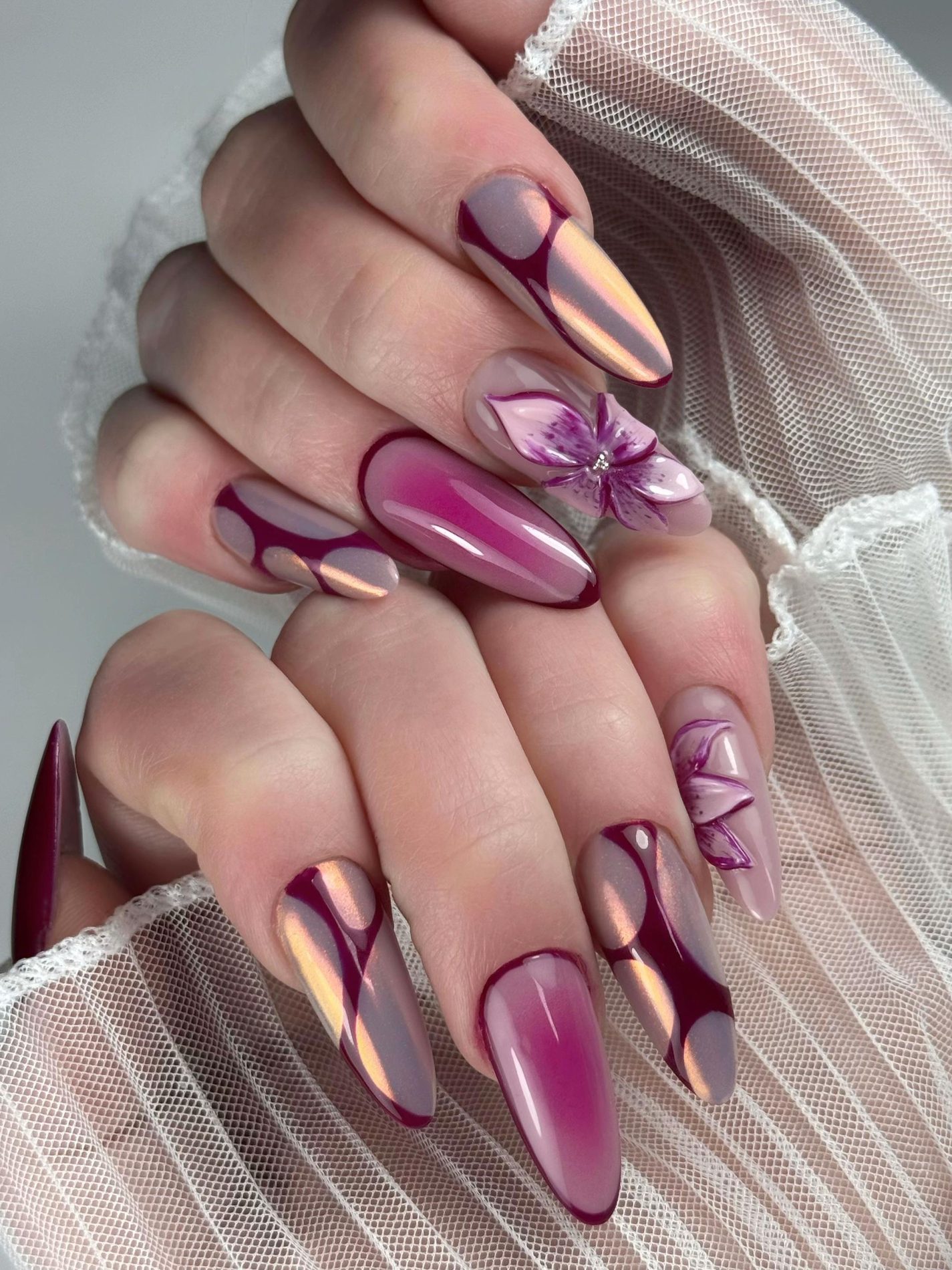 Lange bordeauxrode nagels met chrome vlakken en handgeschilderde bloemen