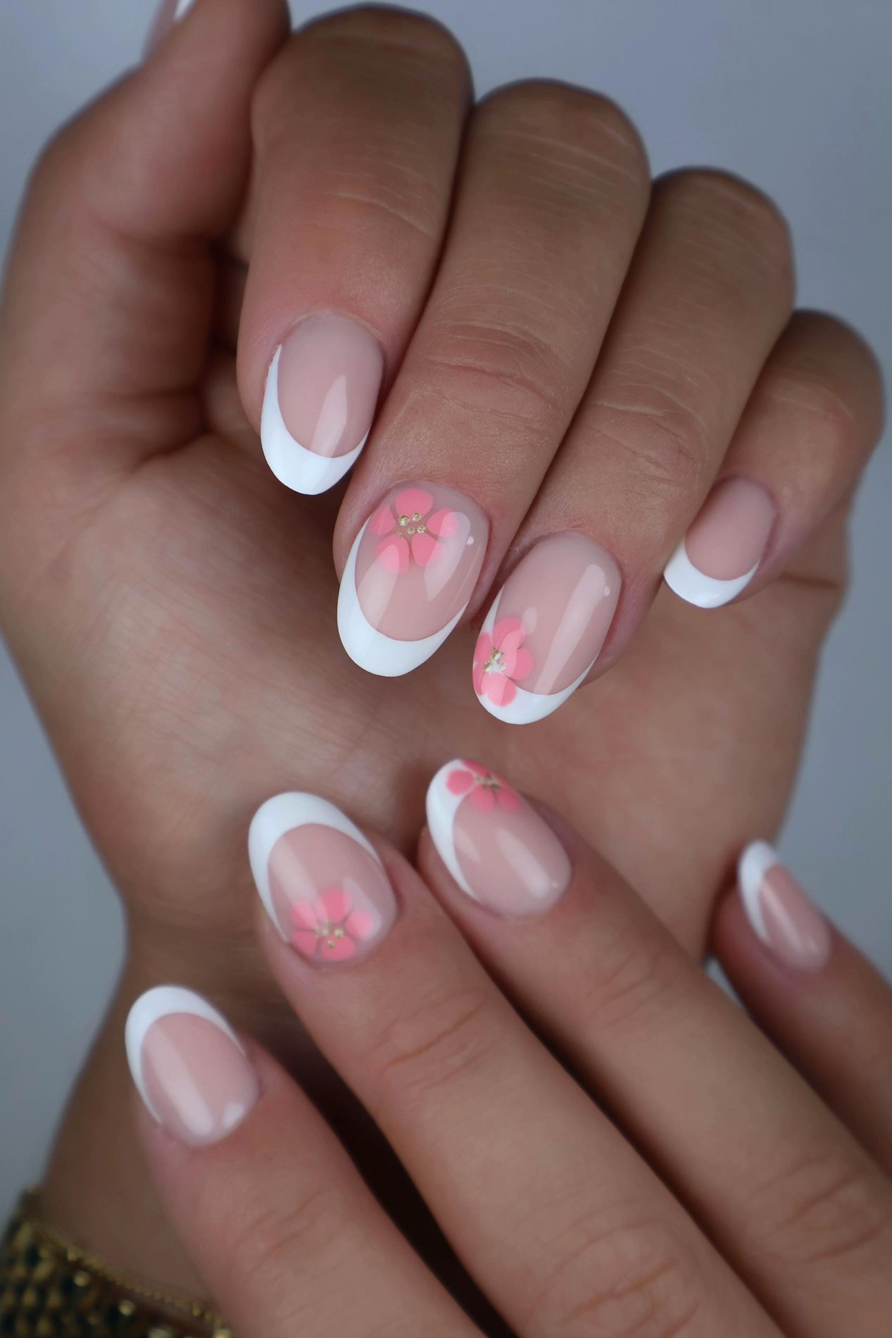 Witte French op amandelnagels met kleine handgeschilderde bloemen