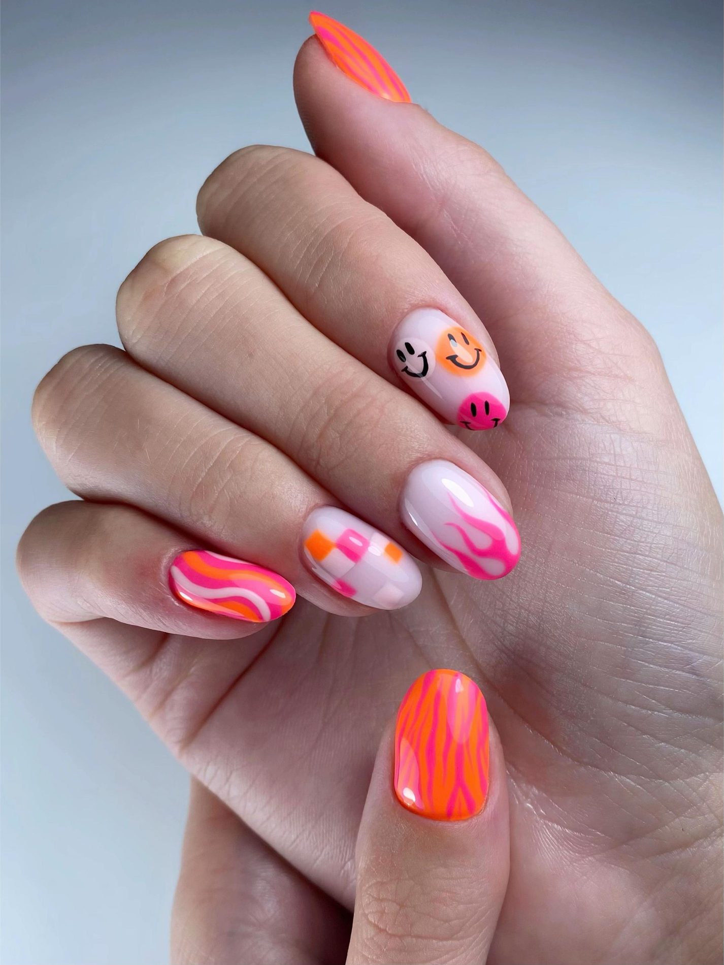 Korte nagels met oranje en roze abstracte nail art