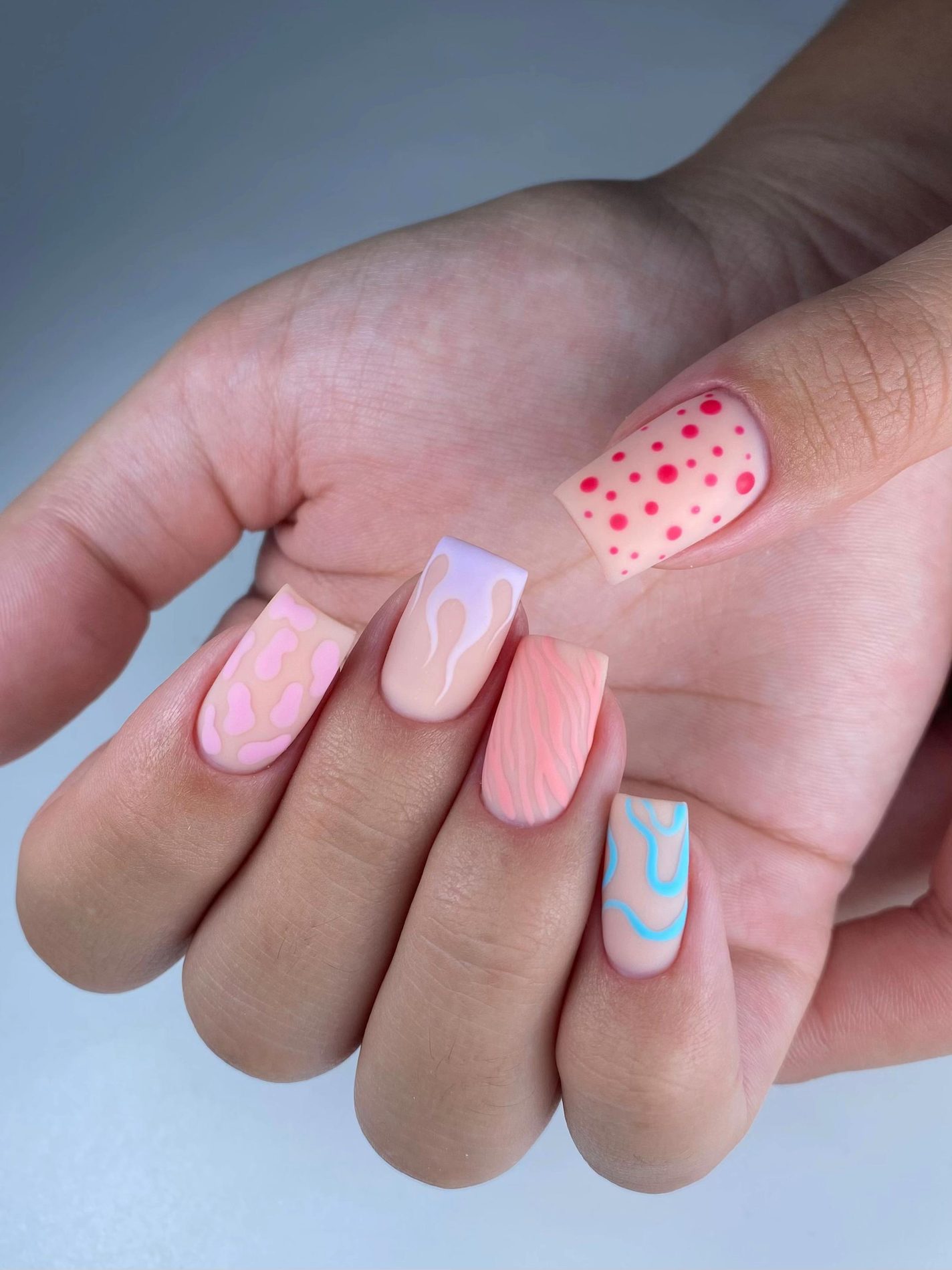 Pastelnagels met stippen, swirls en een flame