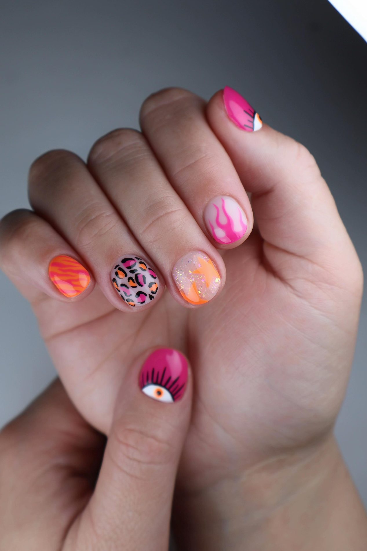 Nagels met vlammen, luipaardprint en een oog