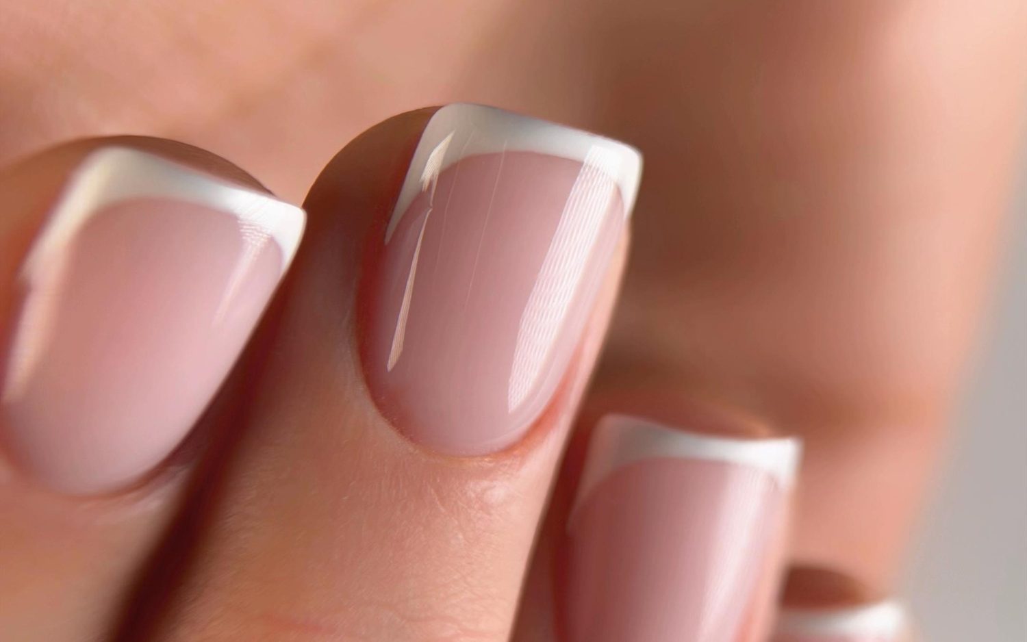 Natuurlijke nagels met een strakke French manicure