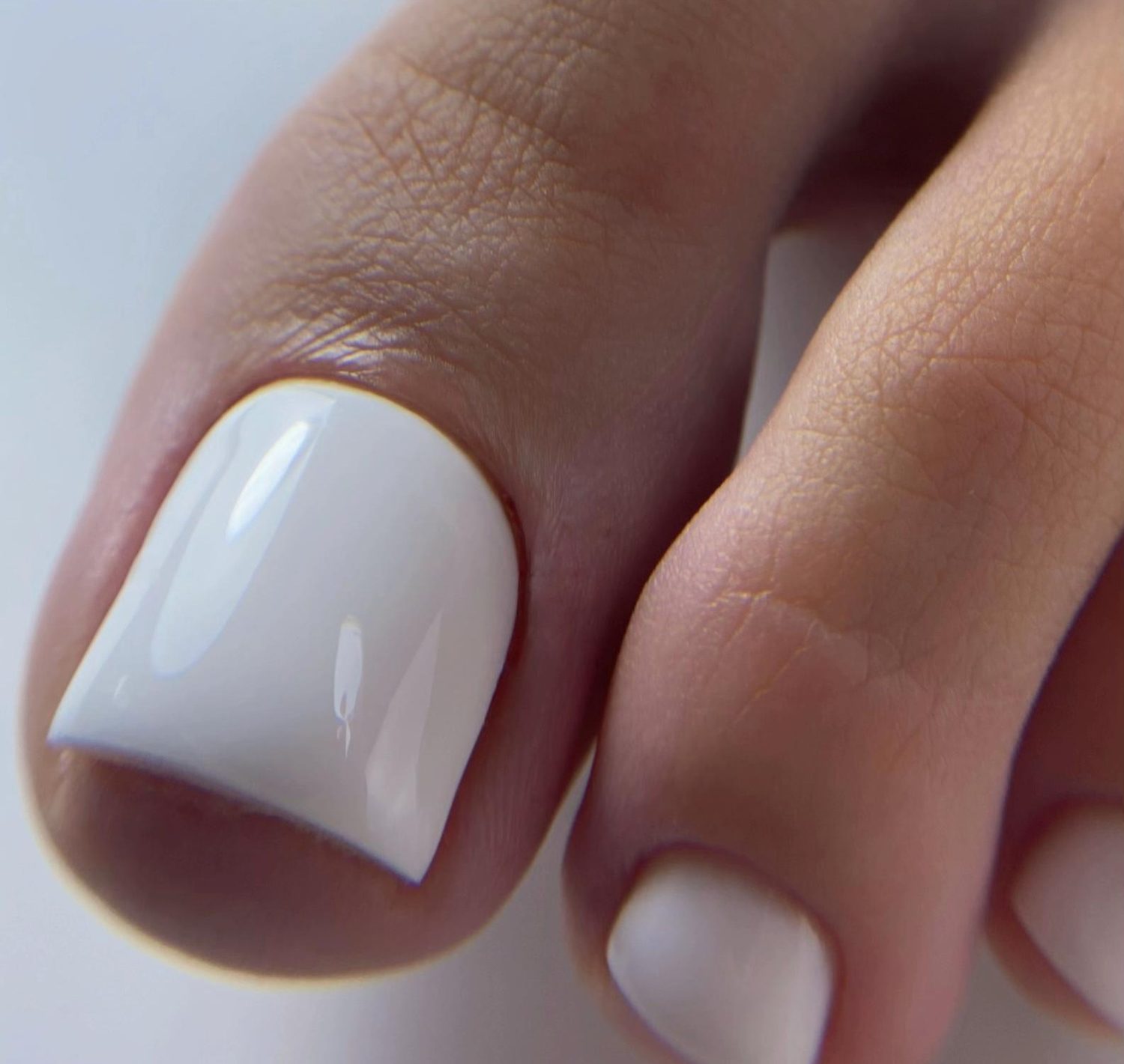 Witte gelpolish op de teennagels